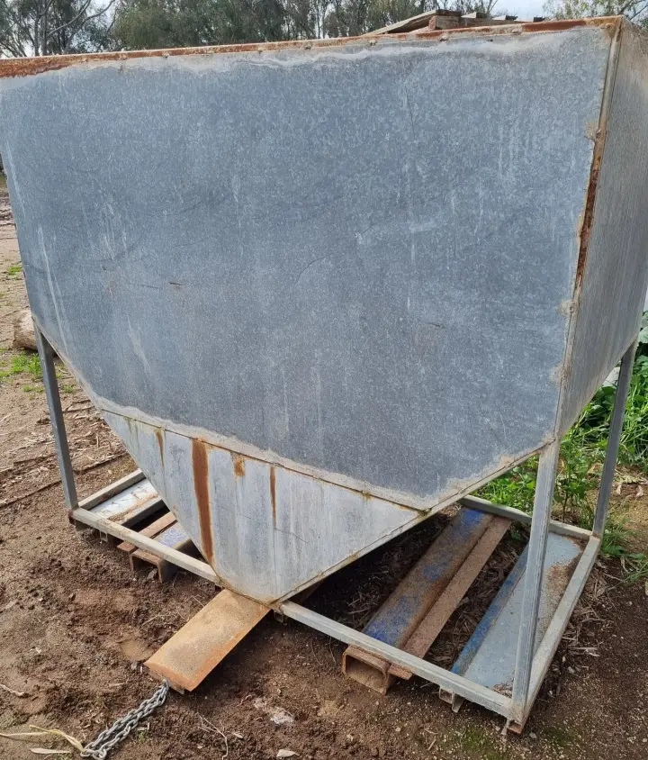 Feed bin