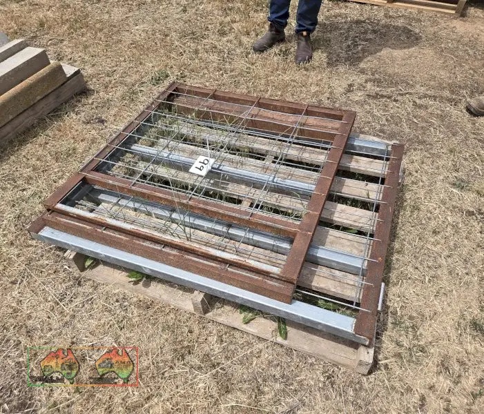3x Mesh Panels