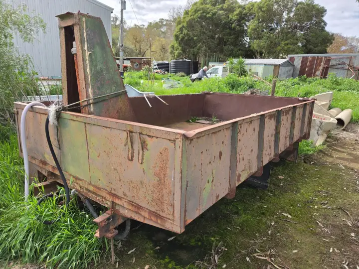 Hyd. Tipper Body on Chassis Rails
