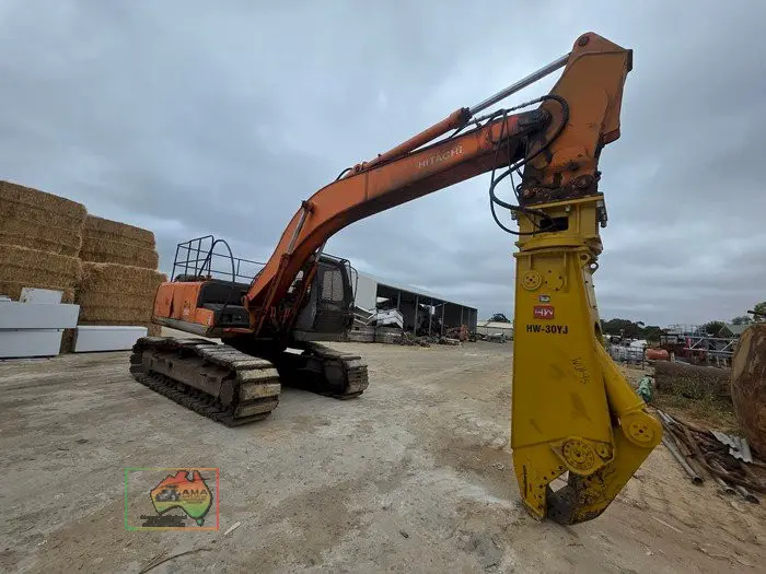 Hitachi ZX200 Excavator with Hydraulic Shear