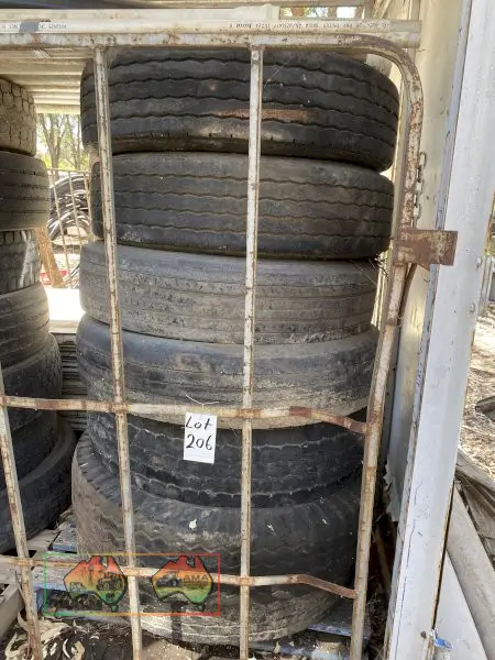 7x Truck Tyres 11R 22