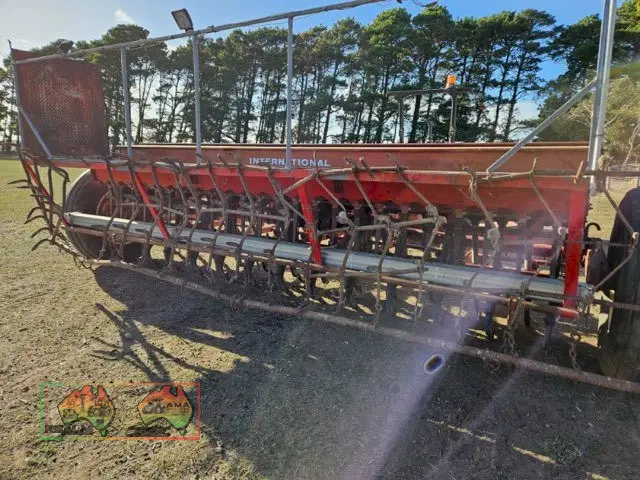 24 ROW INTERNATIONAL 6-2 SEEDER
