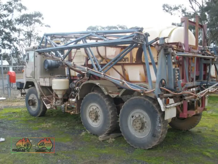 International 6x6 Spray truck