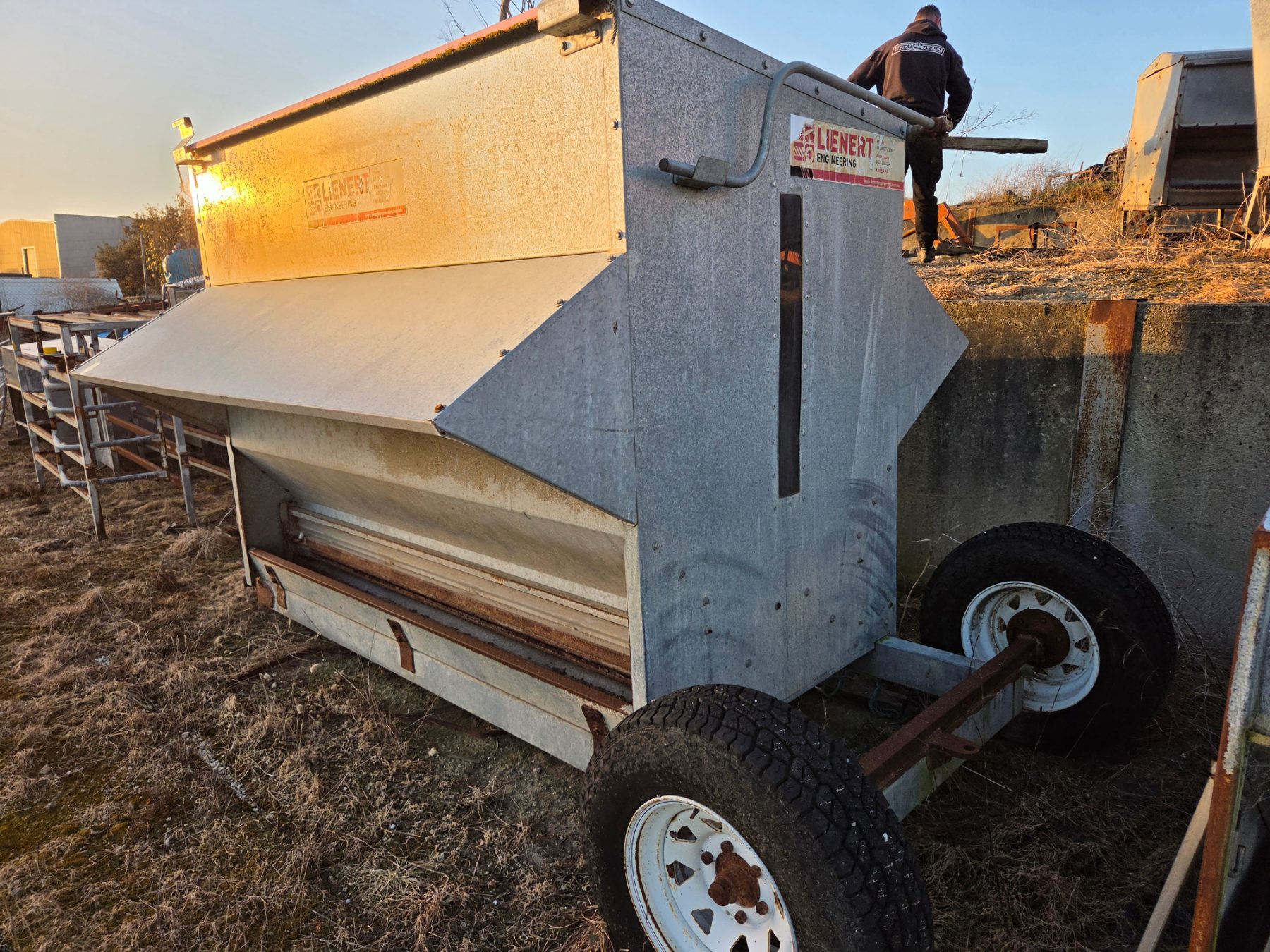 Lienhert 2t Sheep Grain Feed Bin on wheels - photo 4