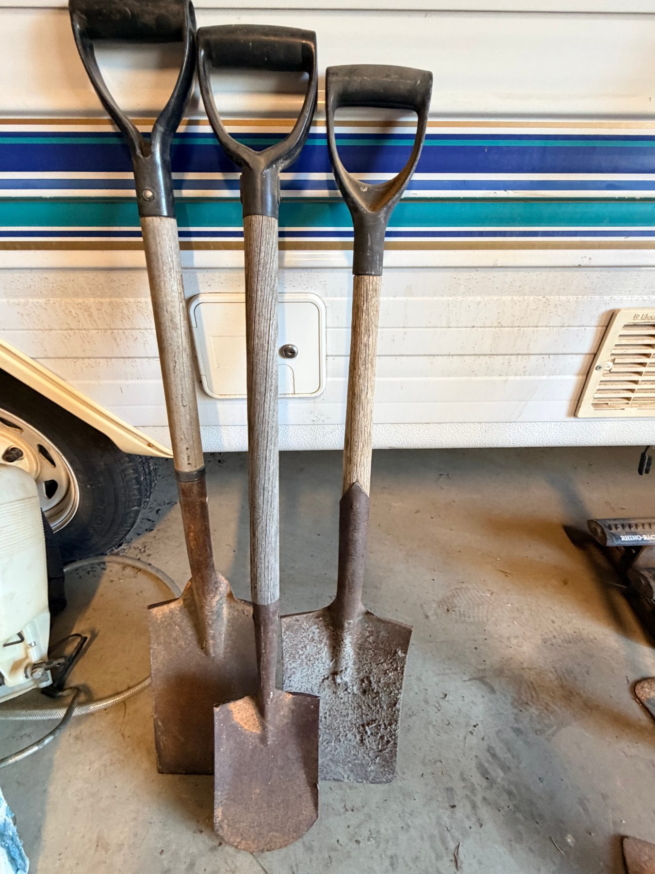 3 garden shovels and spare shovel handle - photo 2