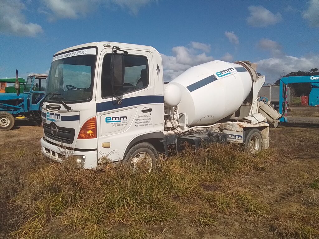 2006 Hino FC4J mini mix truck - photo 2