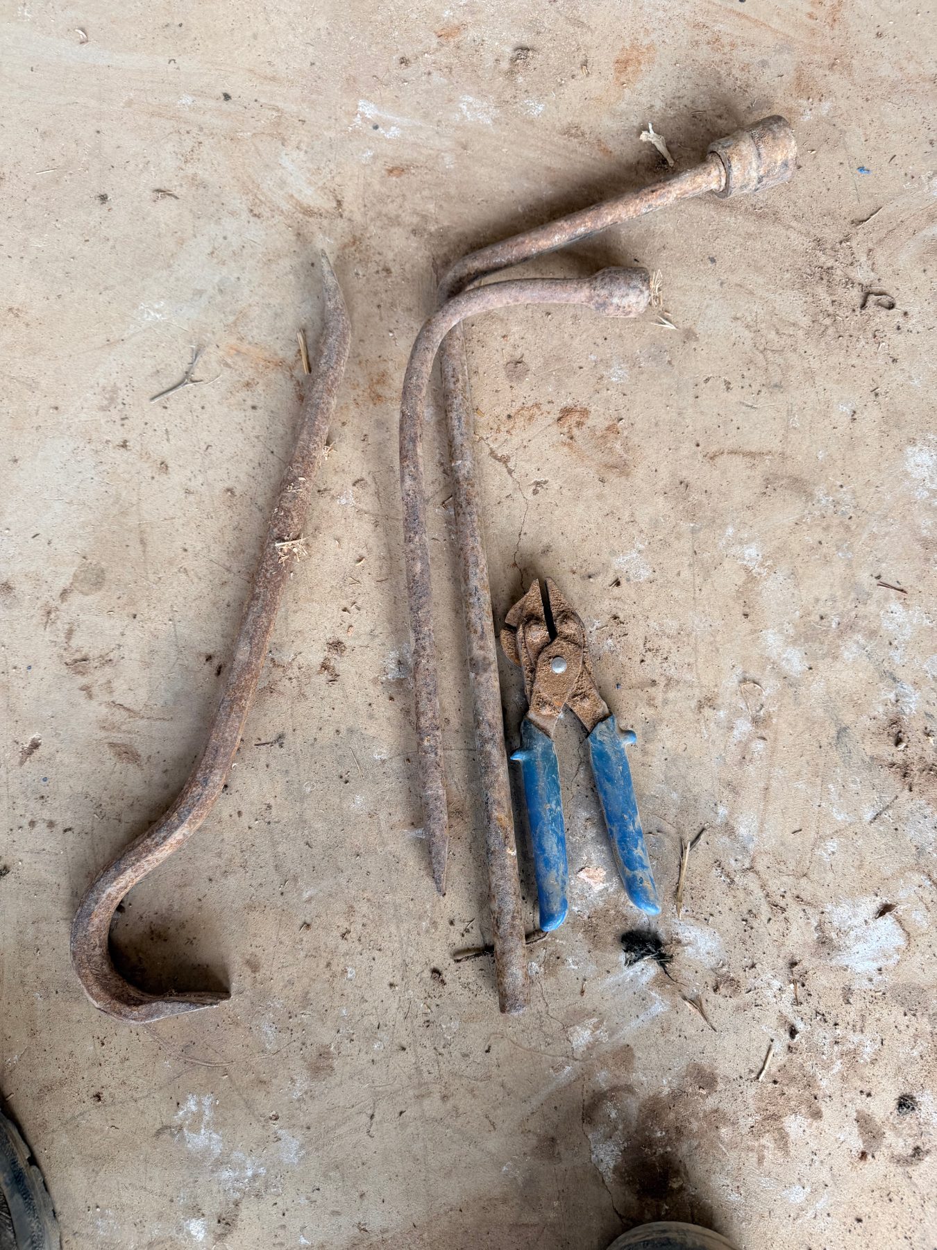 Jimmy bar, pliers, & 2 old wheel spanners - photo 1