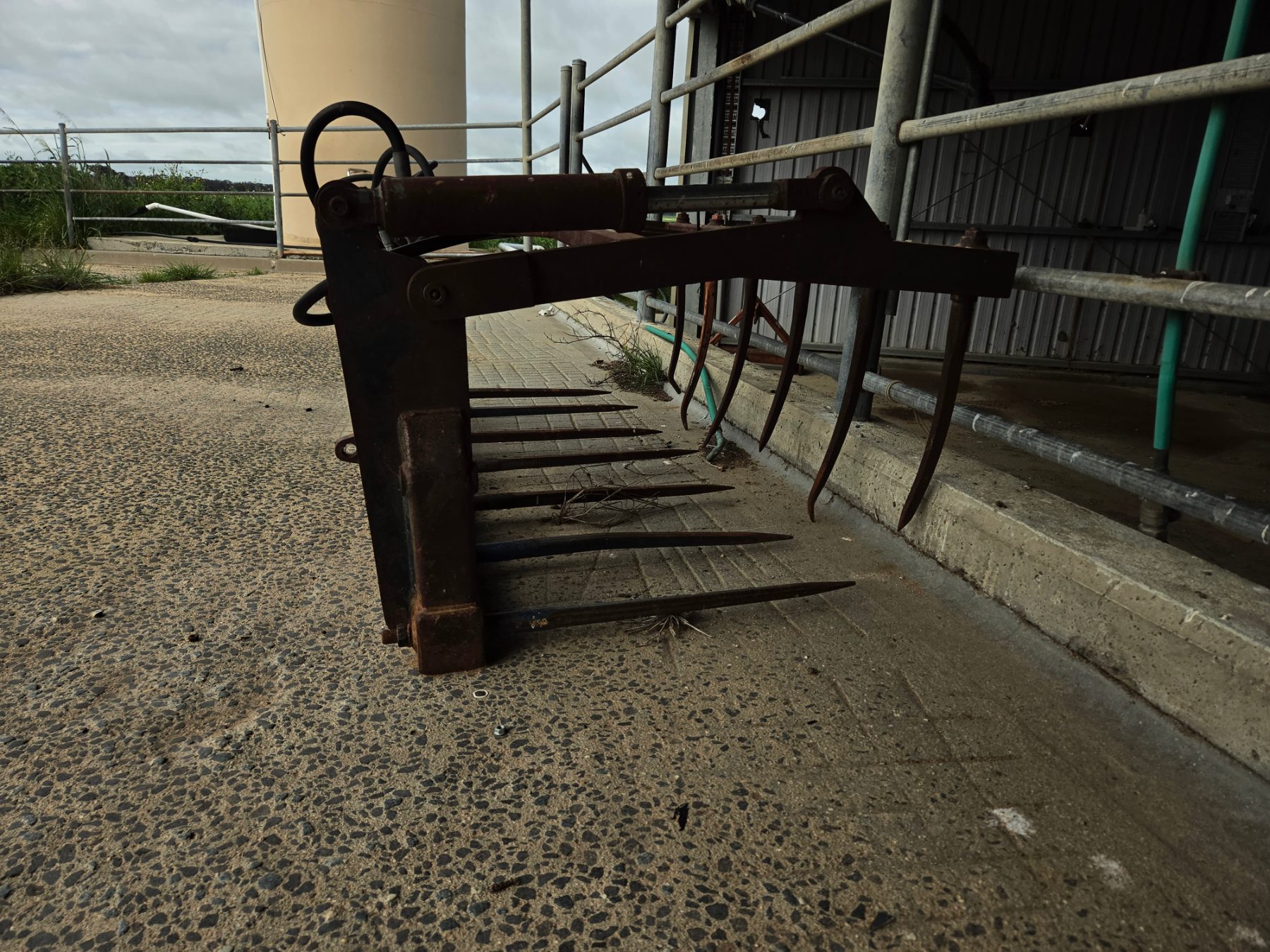FEL Pit Silage Grab - photo 2