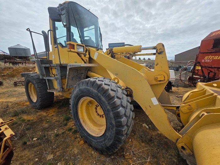 Komatsu WA200 Front End Loader - photo 2