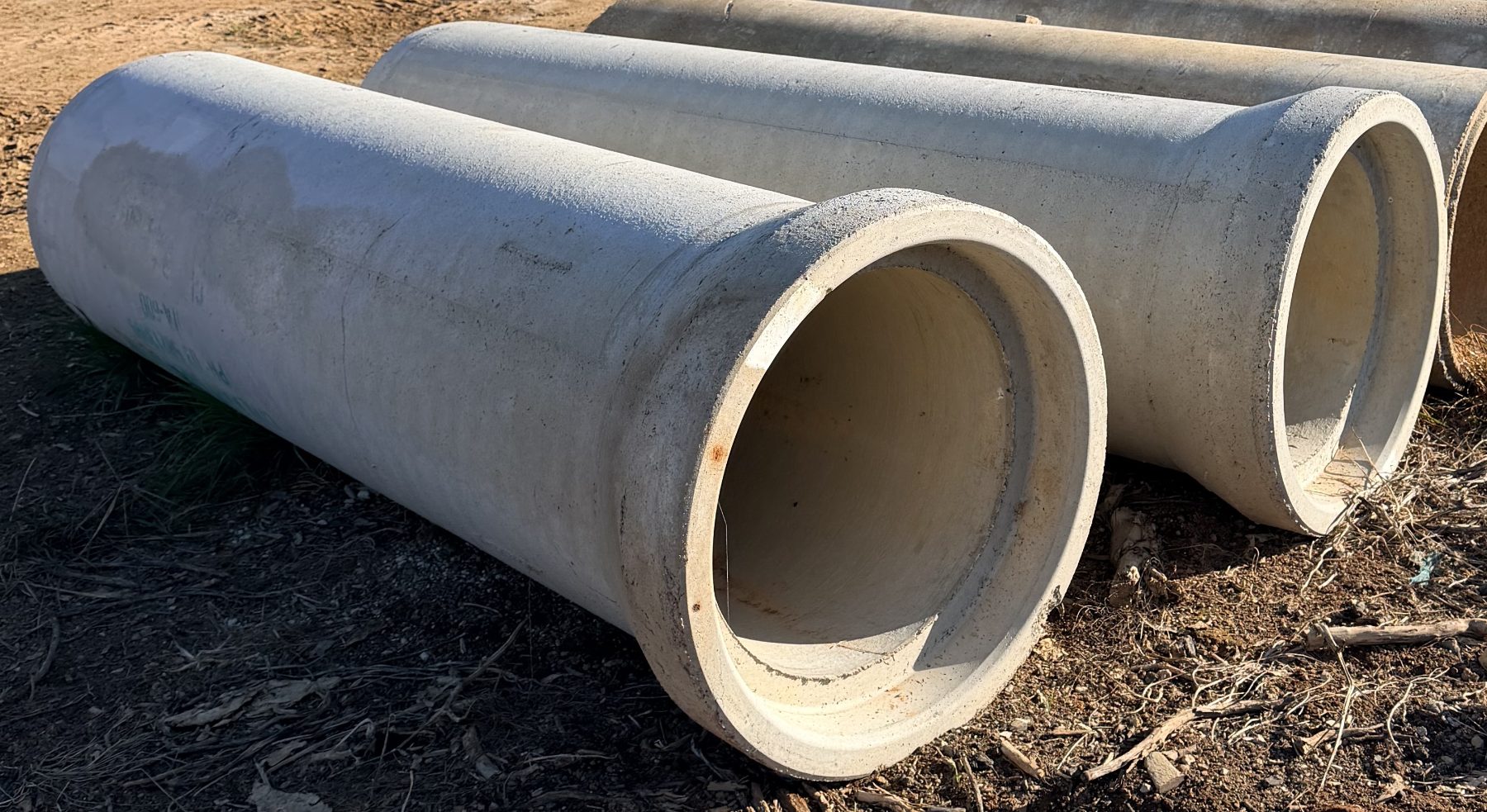 Pair of as new Civil Mart DN600 concrete pipes 600mm x 2400mm - photo 2