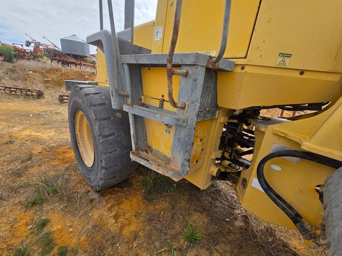 Komatsu WA200 Front End Loader - photo 7