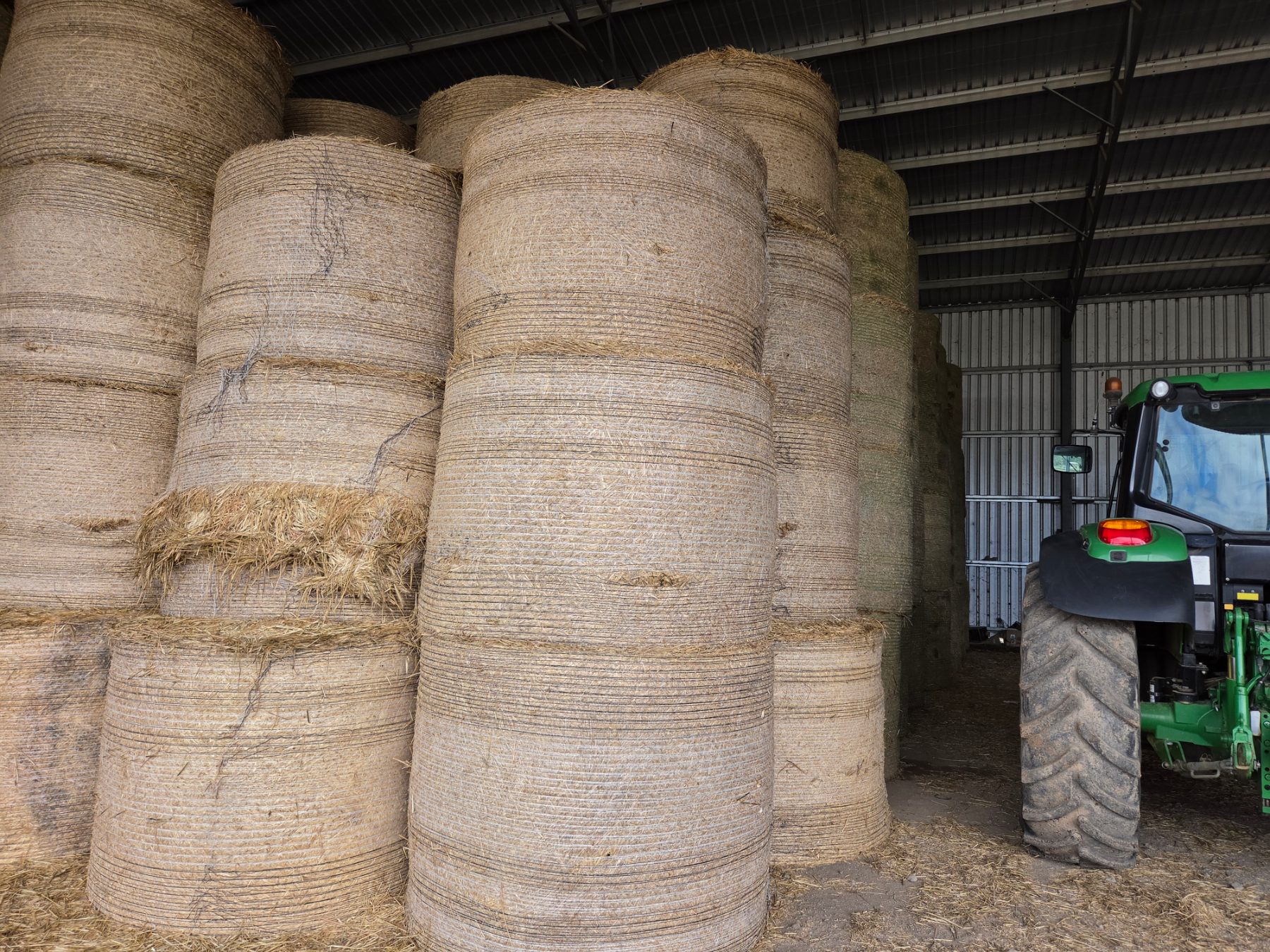 5x4 Rolls of Quality Wheaten Hay - photo 3