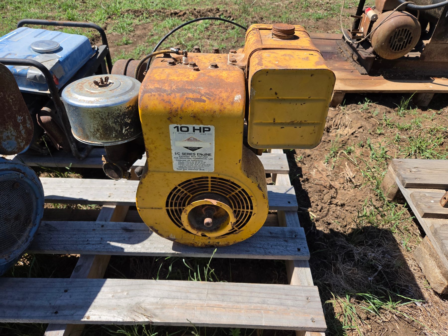 Used - 10 Hp I/C Briggs Petrol Engine - photo 1
