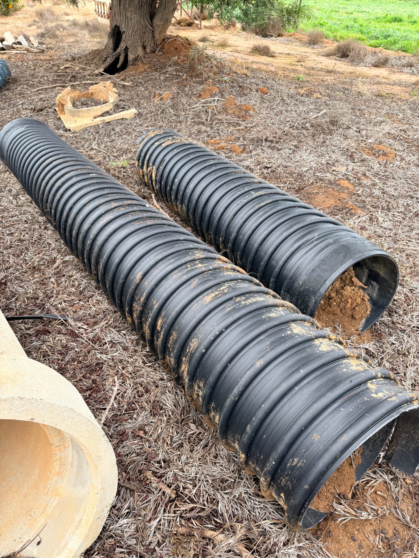 2 x 400mm black brute ribbed crossing pipes