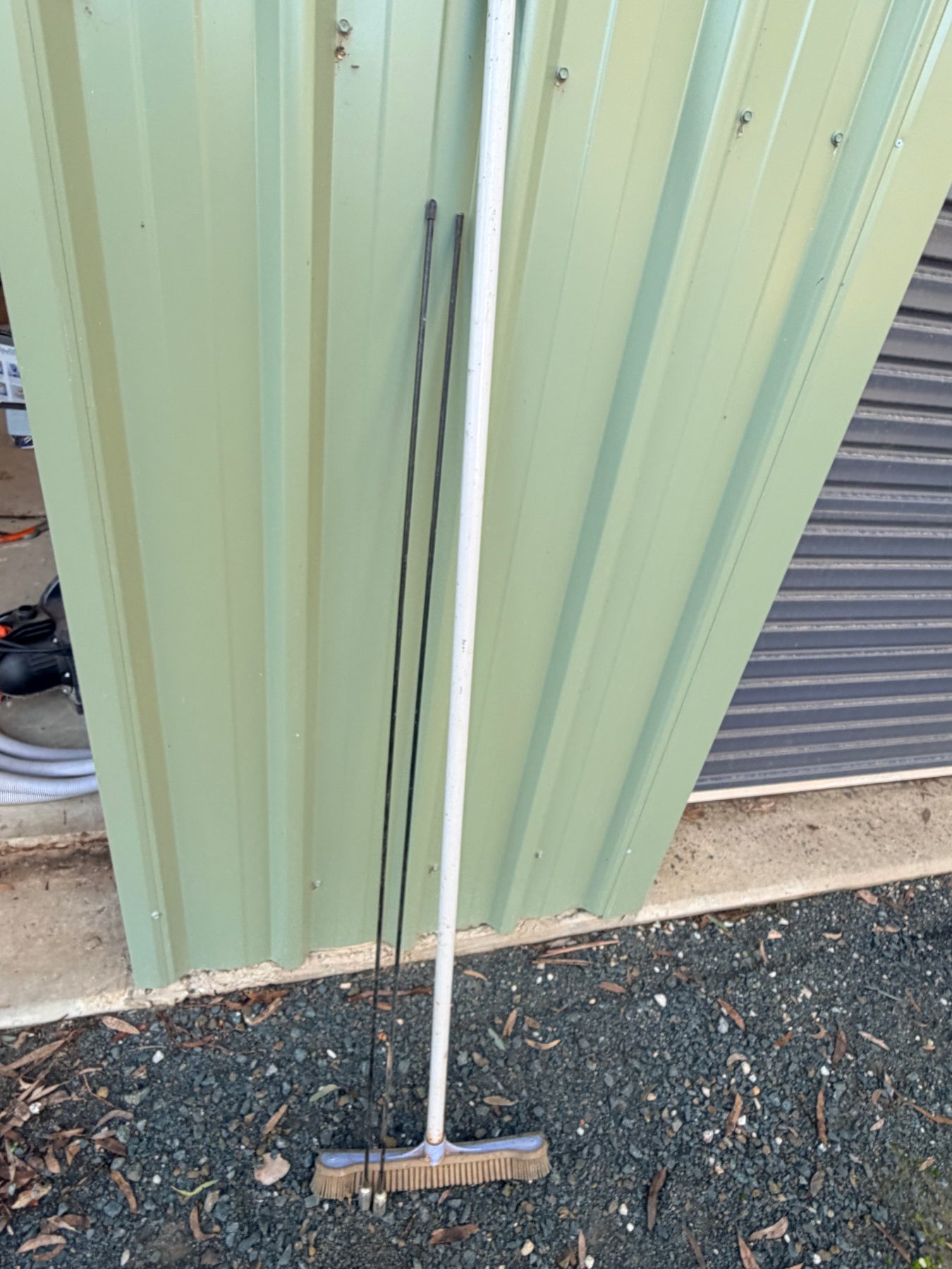2 x UHF radio antennas and cleaning brush