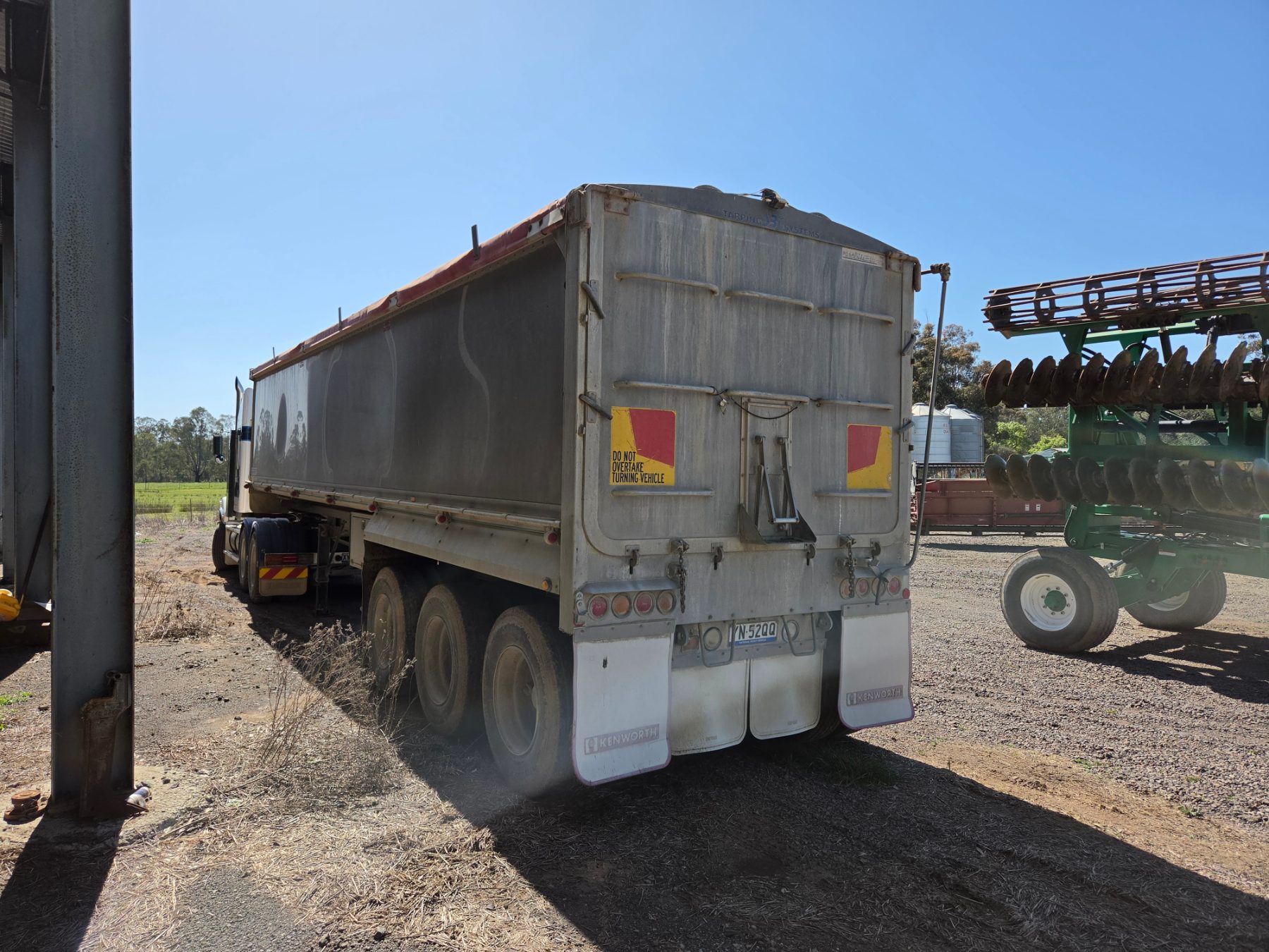 2005 Kenworth T404 with 2001 Sloanebuilt Tri-axle Grain Tipper - photo 5