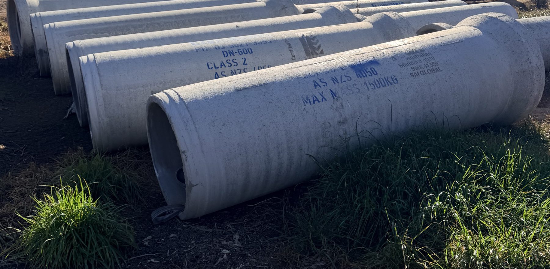 Pair of as new Civil Mart DN600 concrete pipes 600mm x 2400mm - photo 4