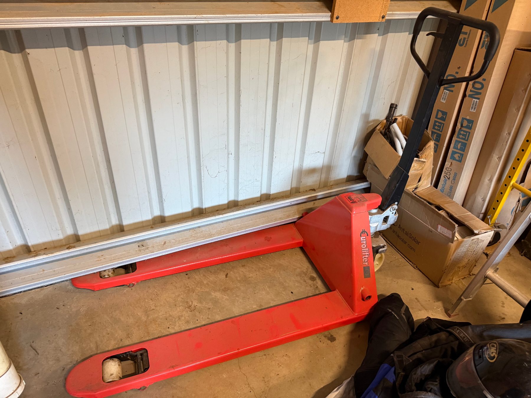 Near new 2500kg Eurolifter pellet jack