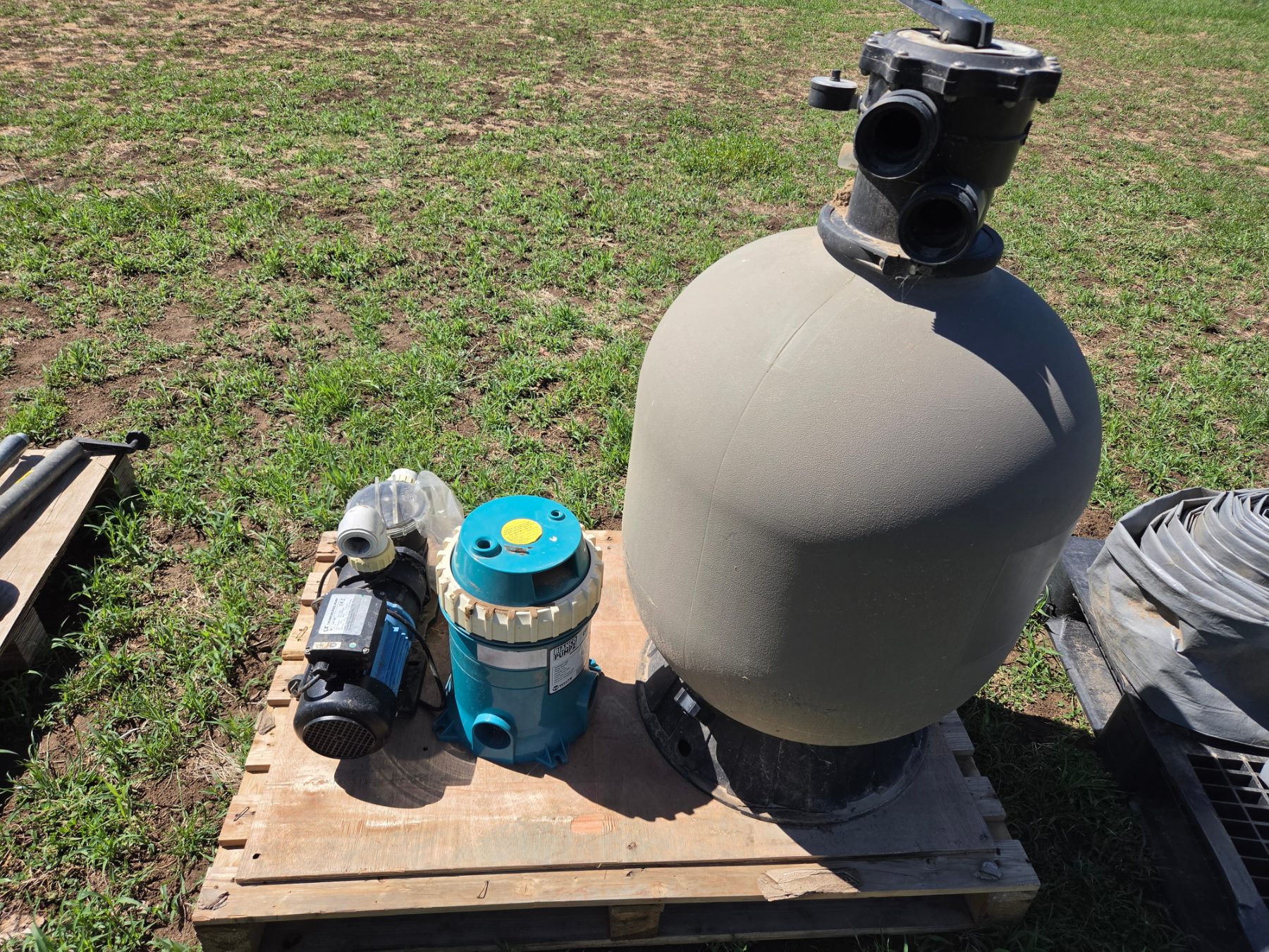 Used - Swimming Pool Filtration Equip. - photo 1