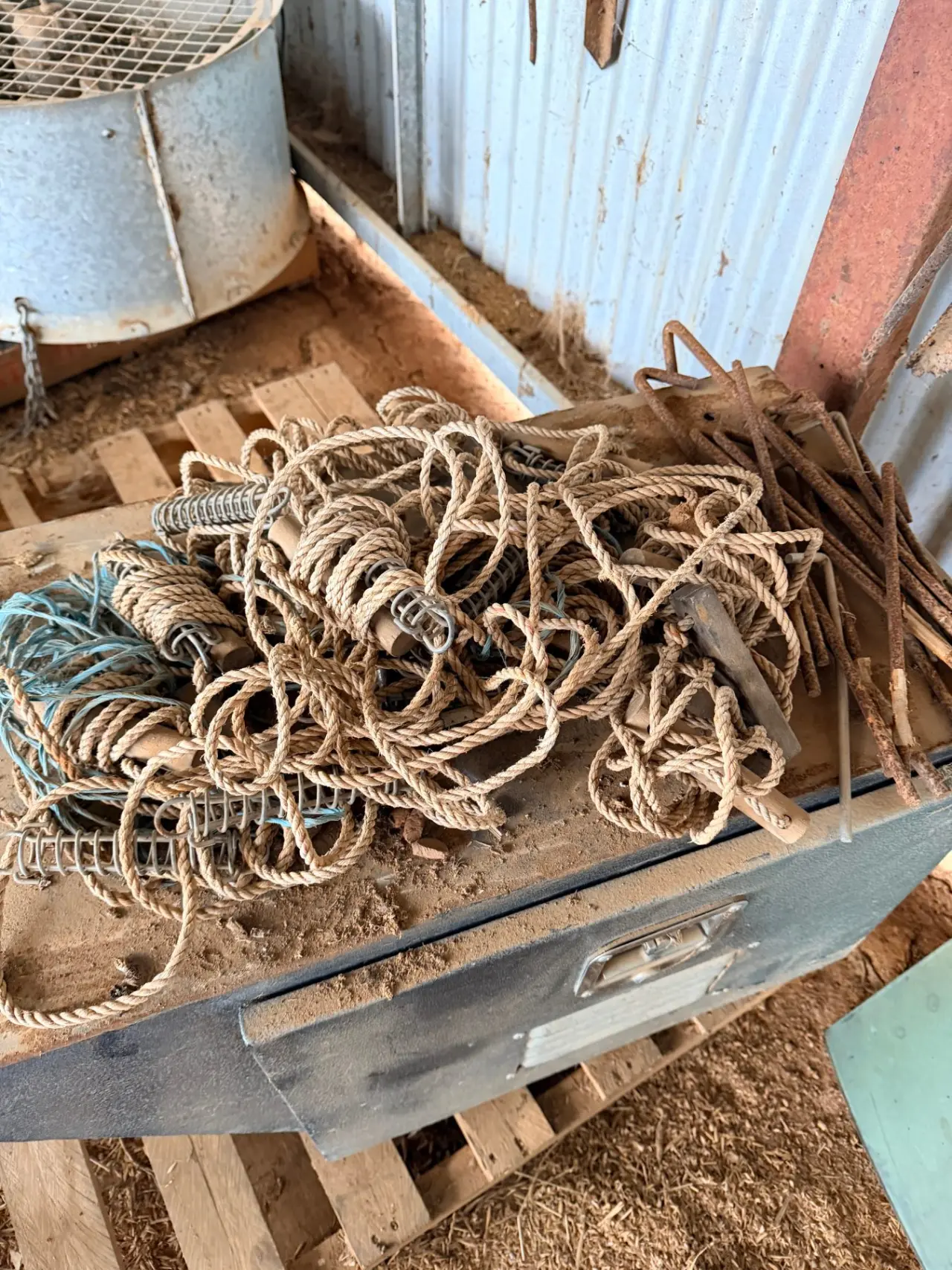 Quantity of guy/anchor ropes and tent pegs - photo 1