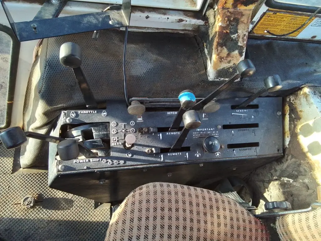 Case Agri-King 2090 Tractor - photo 10