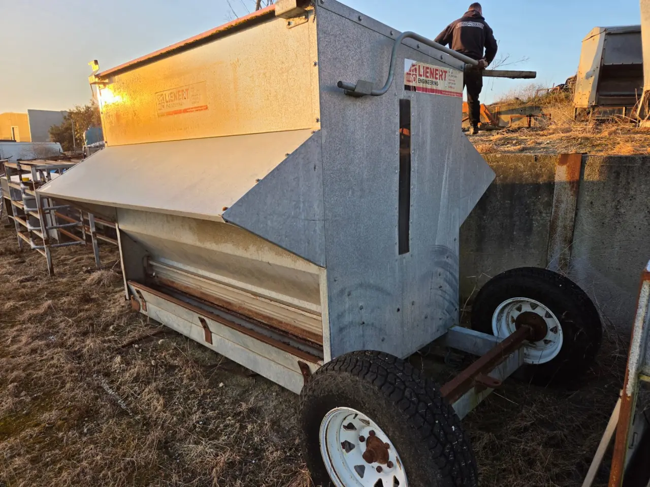 Lienhert 2t Sheep Grain Feed Bin on wheels - photo 4