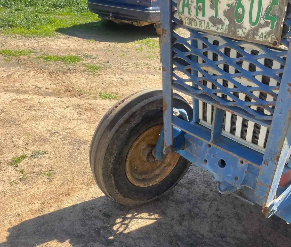 Ford 4000 2WD Tractor with FEL - photo 8