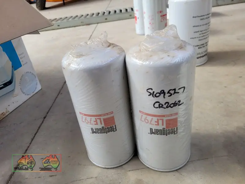 2x Fleetguard Oil Filters - LF797 - photo 1