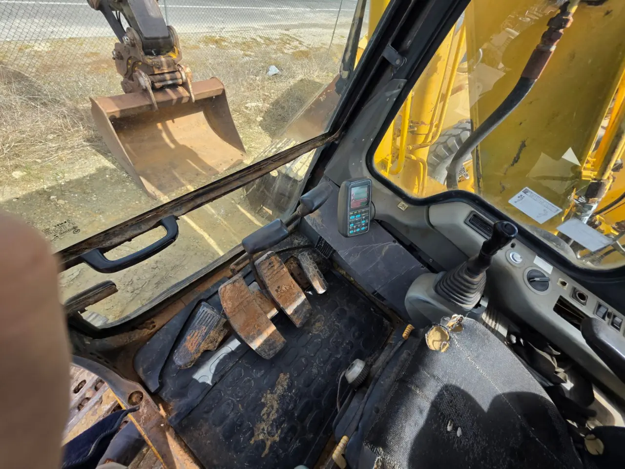 Komatsu PC-120 Excavator - photo 11