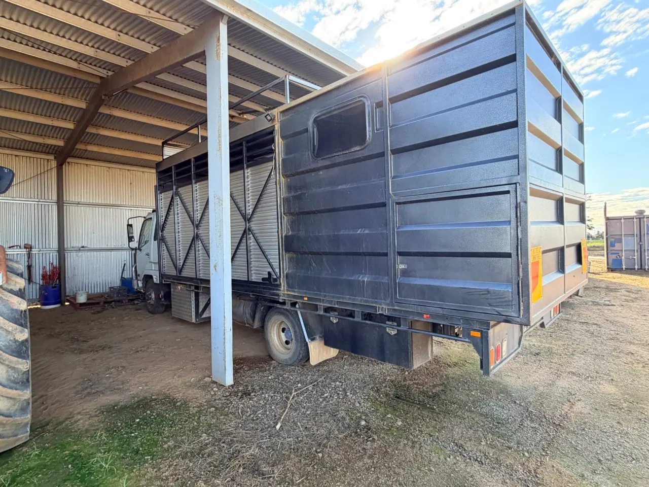 2002 Mitsubishi Fighter 600 Horse transport truck & camper - photo 5