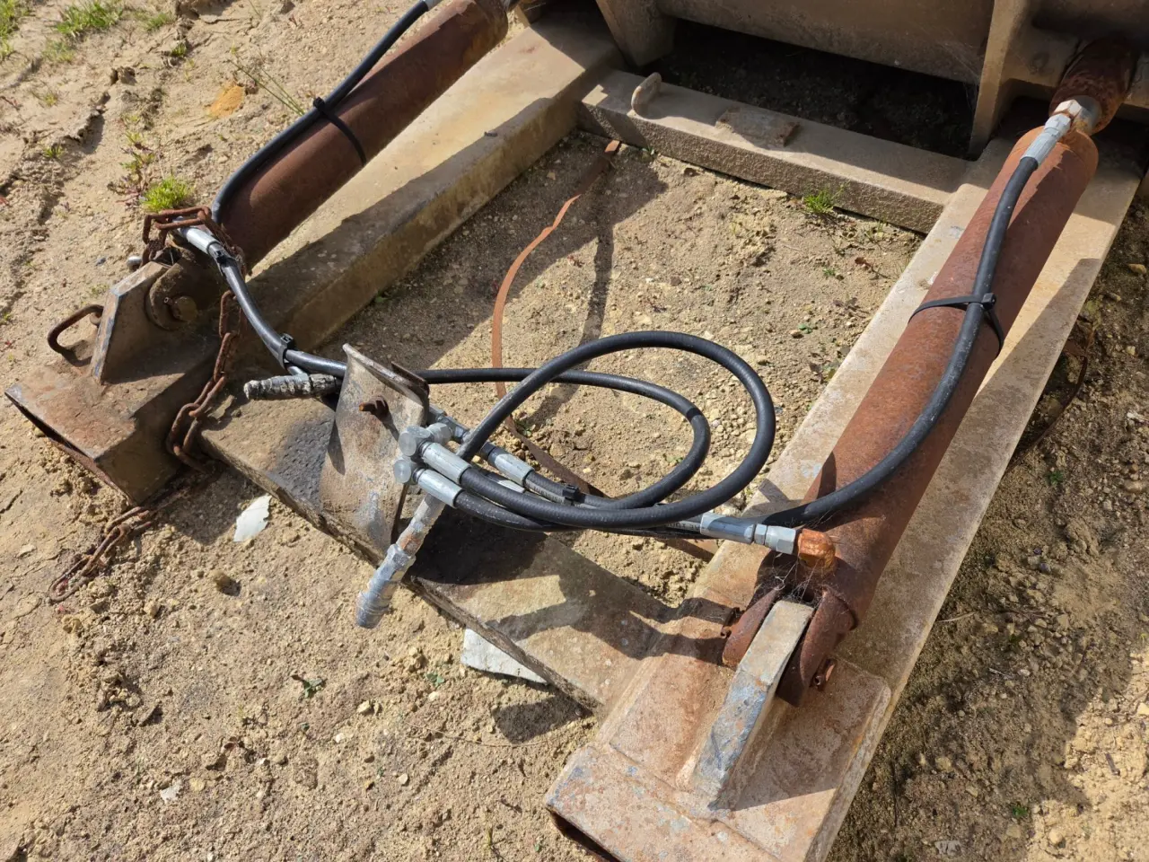 Hyd. Tipping Forklift Bucket - photo 5