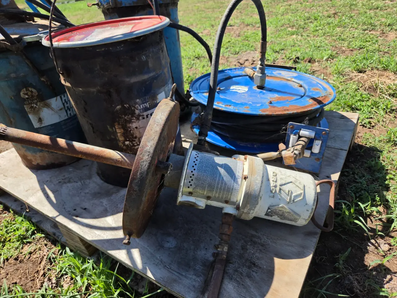 Used - Pneumatic Grease Gun with Retractable Reel - photo 2