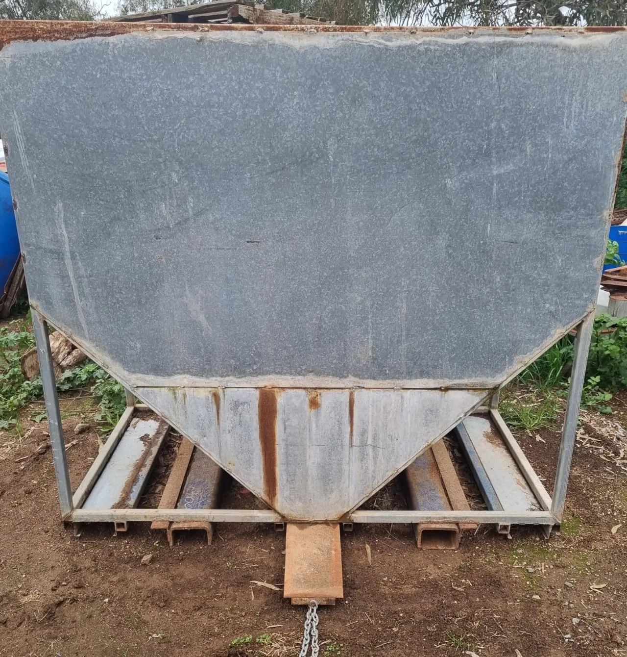 Feed bin - photo 2