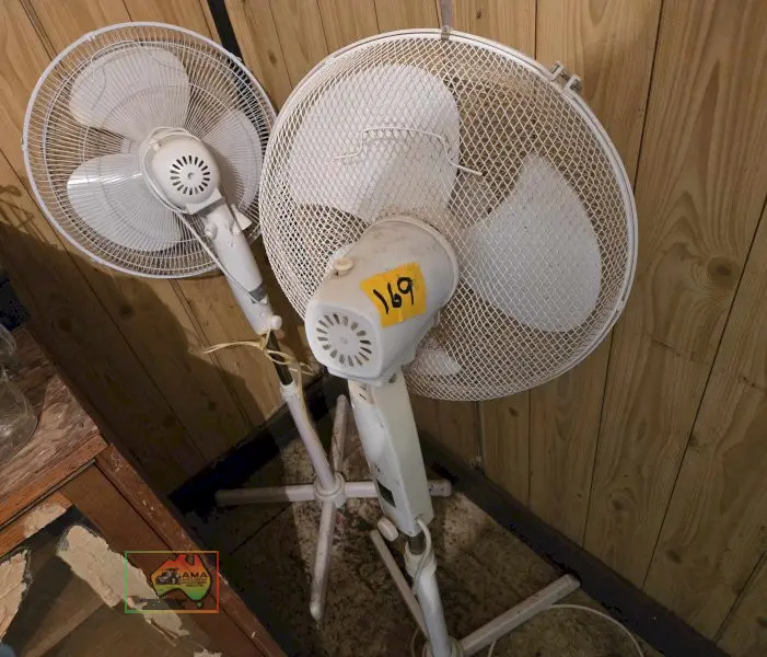 2x Pedestal Fans - photo 1