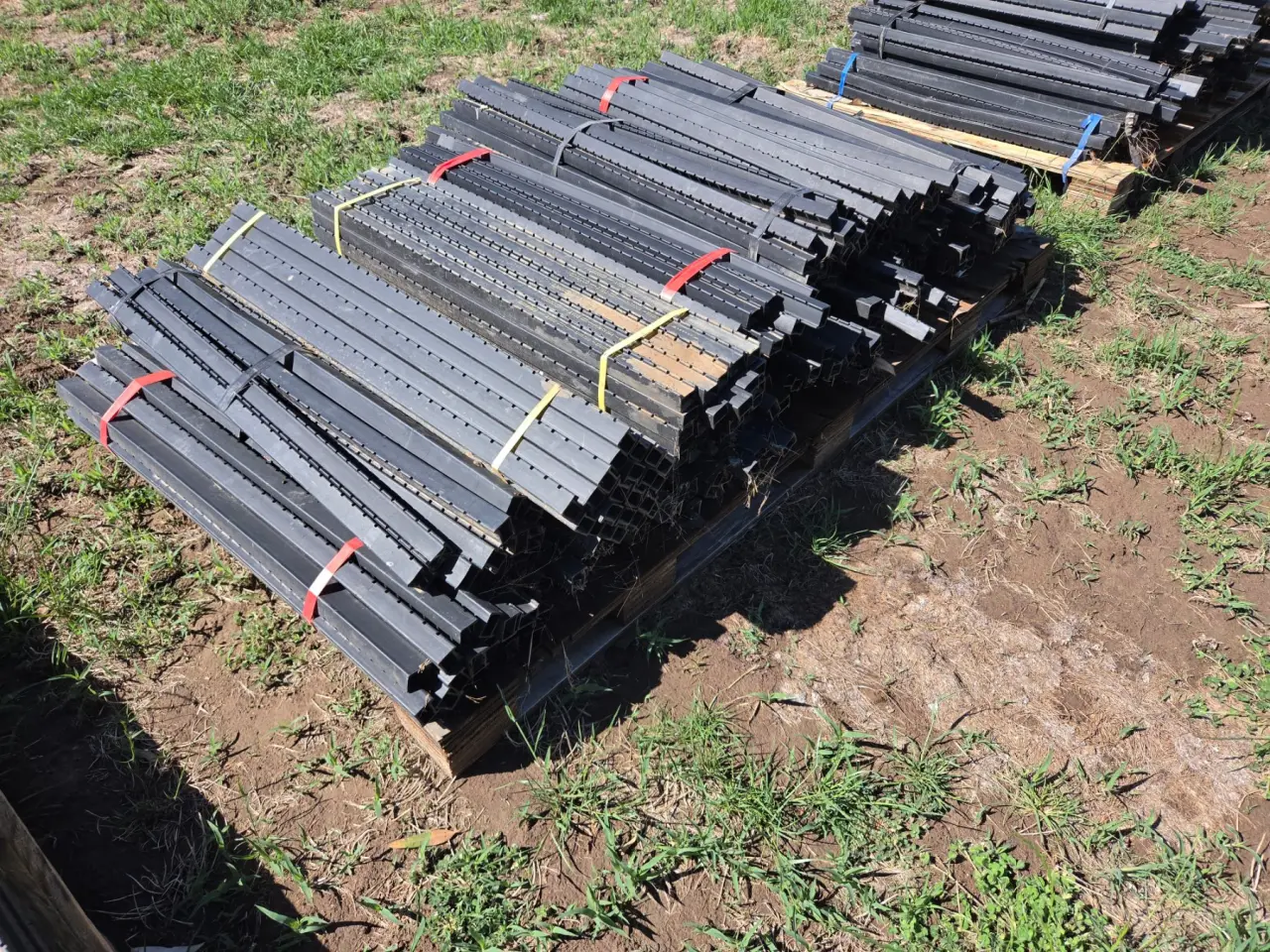 Used - Pallet (B) of Electric Fence Poly Droppers - photo 3