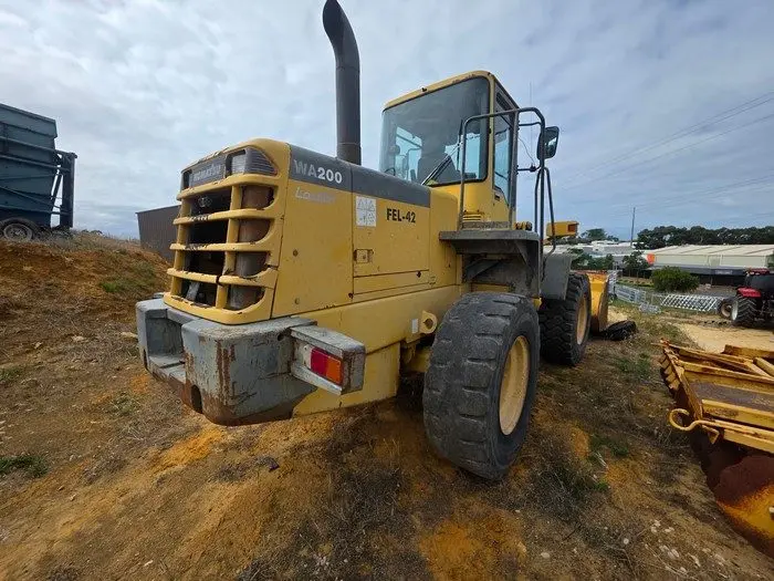 Komatsu WA200 Front End Loader - photo 3