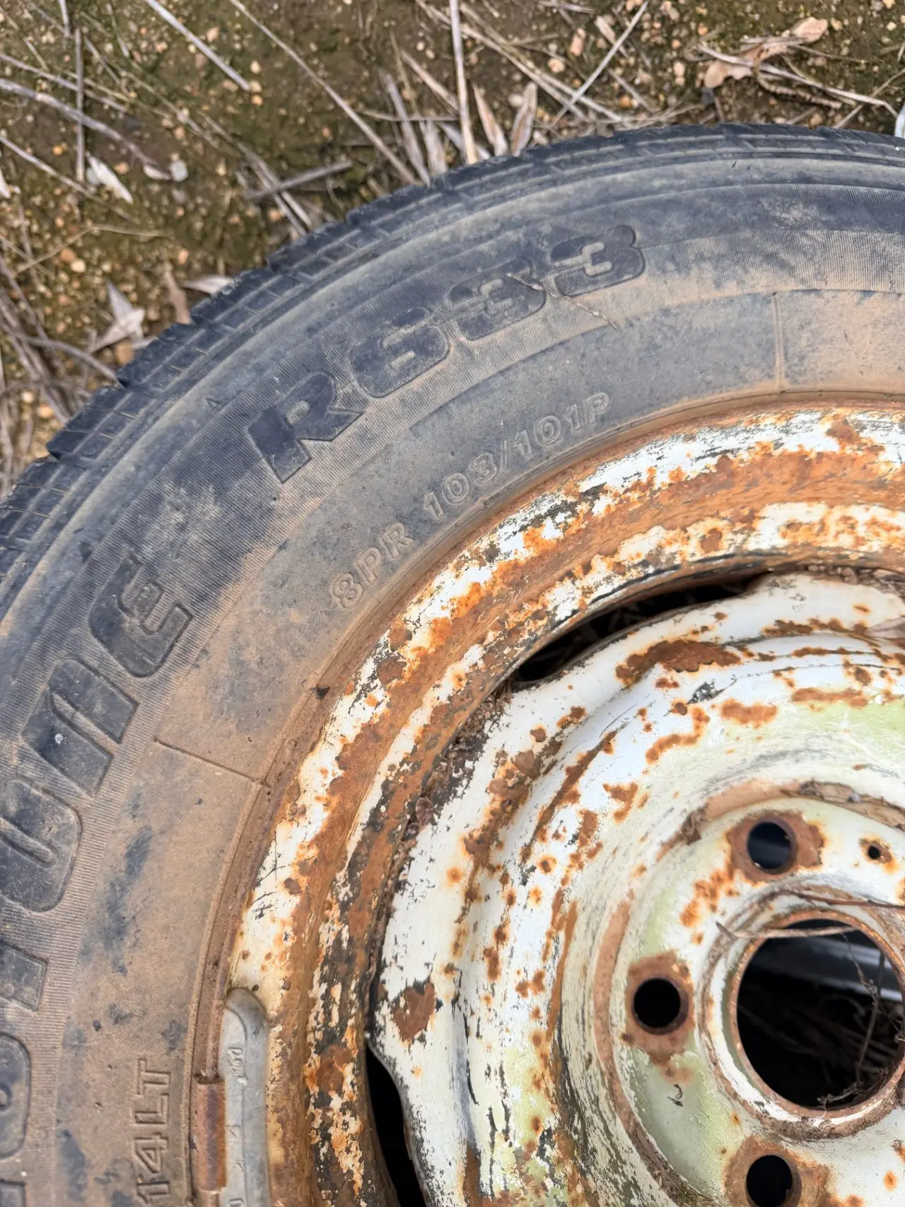 3 light truck rims and tyres - photo 3
