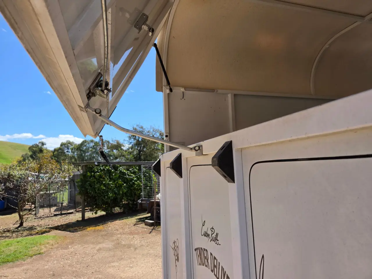 Used - 2012 Tender Deluxe Twin Horse Float (VIN:6T9T27V97CODAZ005) - photo 8