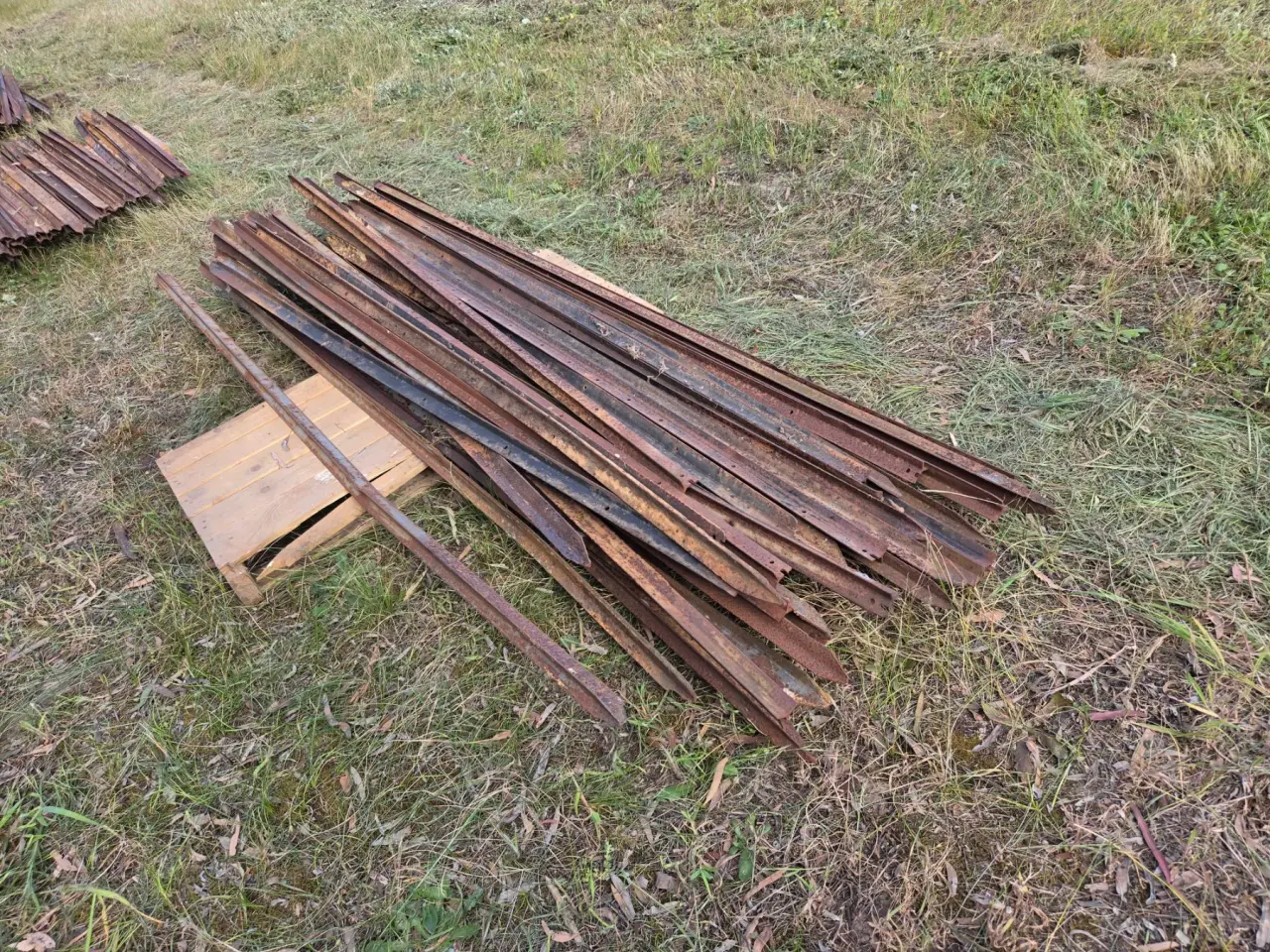 Used - 40x 6-8ft Steel Posts - photo 3