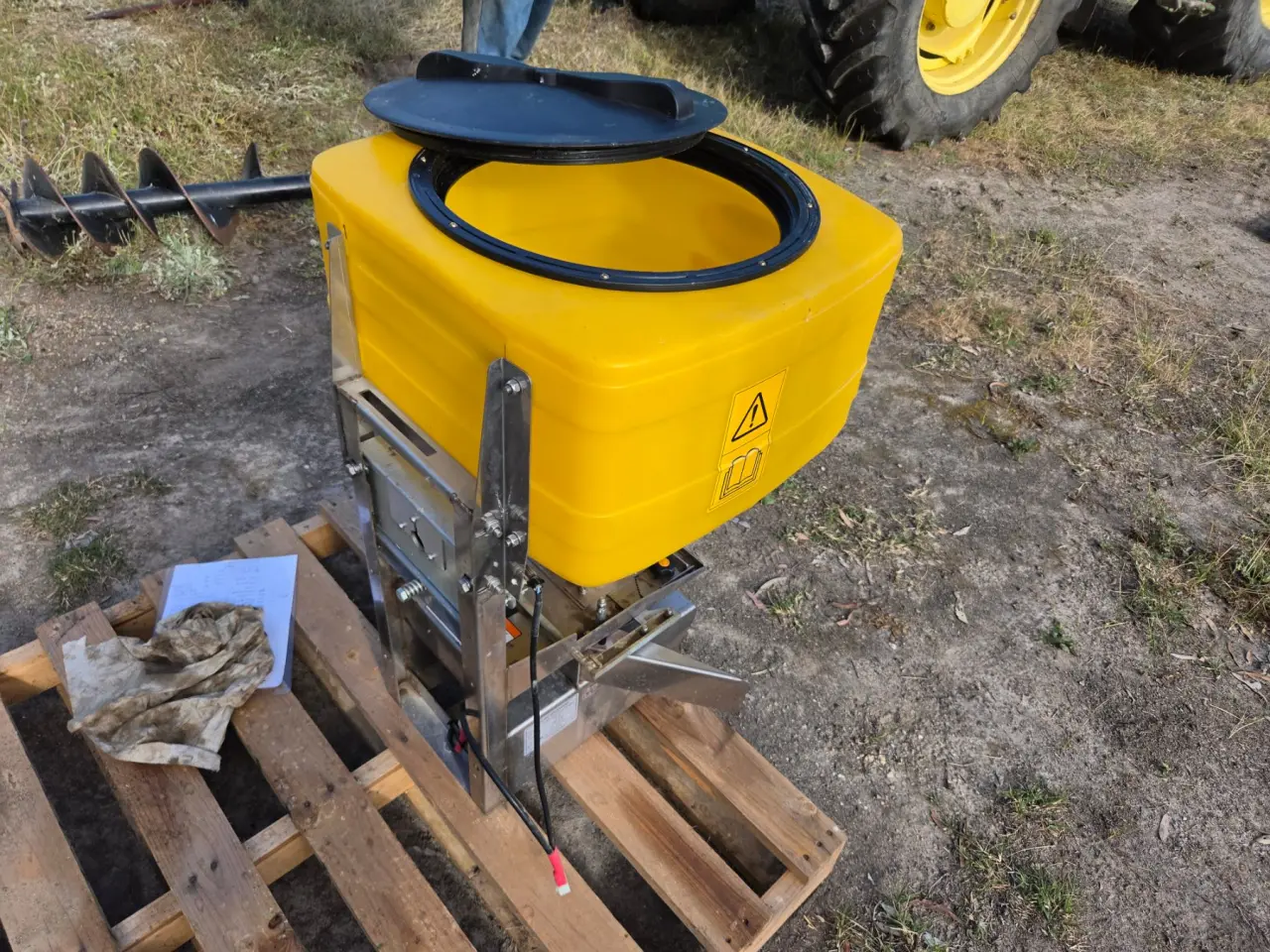 Used - Iris 12v Bait/Fert Spreader - photo 3