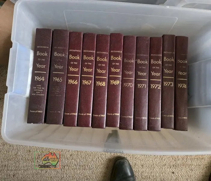 2 Tubs of Britanica "Book of the Year" 1964-1986 inclusive - photo 3
