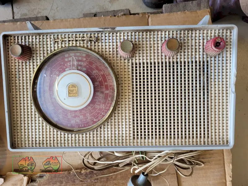 Collectors Phillips Radio (Good working cond.) - photo 2