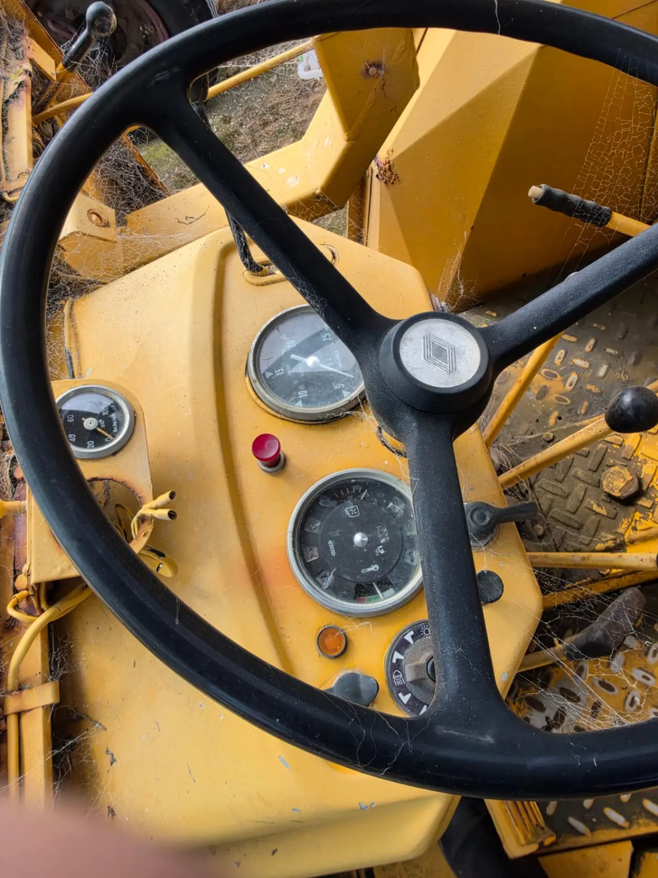 Renault Industrial Tractor Loader - photo 5
