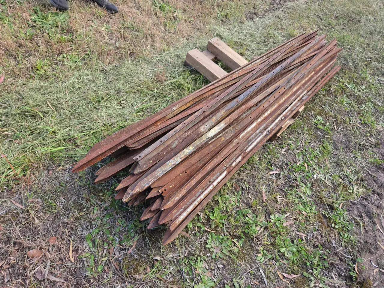 Used - 46x 8ft Steel Posts - photo 1