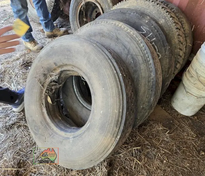 5x Truck Tyres with Tubes 8.25R16 - photo 2