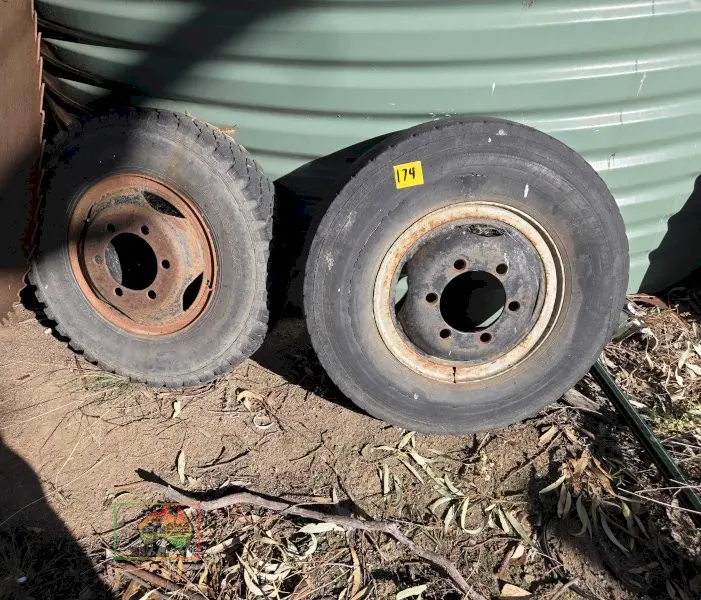 2x Bedford Rims & Tyres 7.50-R16 - photo 1