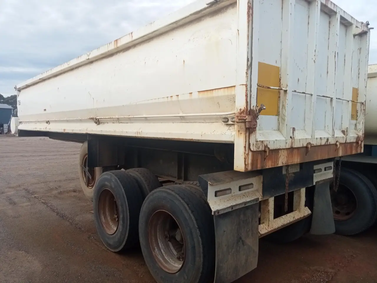 2009 Ever Trans Bogie end tipper - photo 2