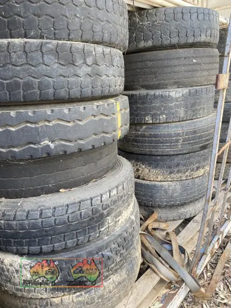 14x Truck Tyres 11R 22 - photo 2