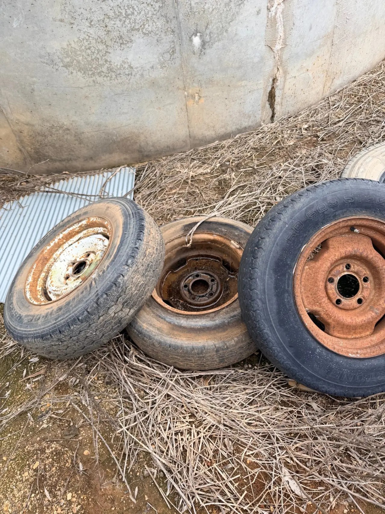 3 light truck rims and tyres - photo 2