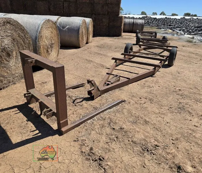 4x Hay trailers and 3PL fork set - photo 1